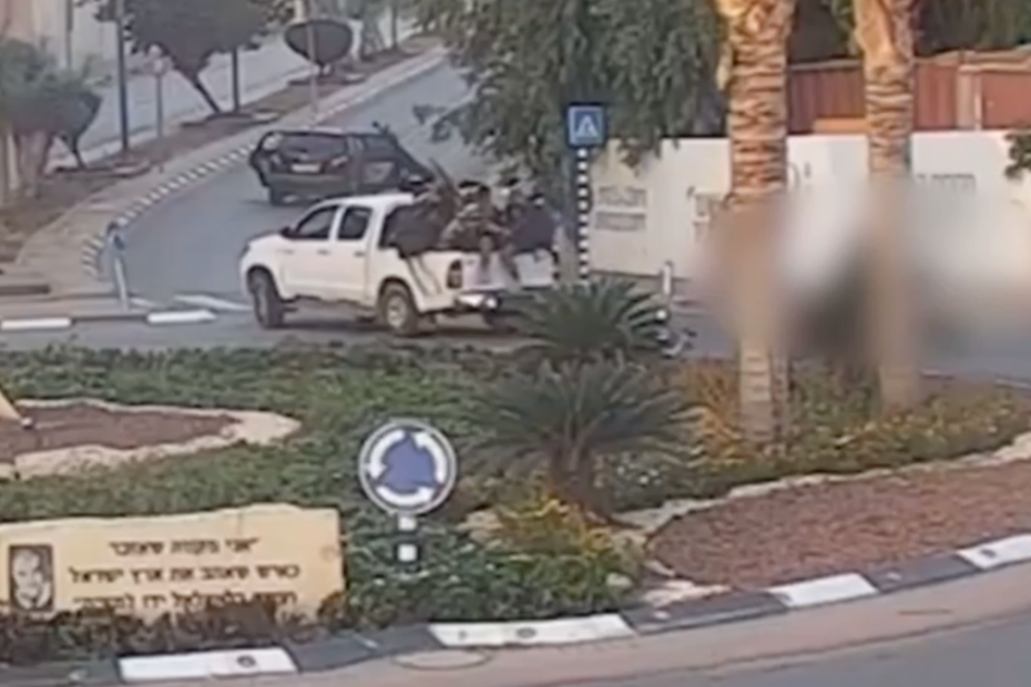Il 7 ottobre, durante l'assalto di Hamas in Israele, un atto di coraggio straordinario è stato catturato da una telecamera di sorveglianza a Sderot. Il video, che ha rapidamente circolato sui media, mostra due veicoli Toyota con a bordo miliziani di Hamas armati che entrano nella città. Ciò che segue è un momento di puro eroismo, in cui un padre decide di proteggere la sua famiglia a qualsiasi costo. Nel video, una vettura civile israeliana nera, con a bordo due adulti e due bambini, si trova di fronte a uno dei pick-up di Hamas, costringendo il conducente a frenare. Senza esitazione, i miliziani aprono il fuoco contro l'auto. In quel momento cruciale, l'uomo alla guida dell'auto risponde immediatamente: esce dal veicolo con la figlia mentre la madre si allontana con l'altro figlio nella direzione opposta. Senza alcuna barriera protettiva, l'uomo si trova di fronte agli uomini armati di Hamas, facendo scudo con il proprio corpo per proteggere la figlia dai proiettili. I miliziani sparano, mettendo a repentaglio la vita del padre che, con straordinario coraggio, continua a resistere per il bene della sua famiglia. I soccorritori dei South First Responders, che sono giunti sul luogo dopo l'attacco, affermano di non conoscere il destino finale dell'uomo coraggioso. Dalle immagini, sembra che la figlia riesca a tornare in sicurezza al veicolo senza suo padre. L'ipotesi è che l'uomo abbia compiuto un atto eroico estremo, sacrificando la sua vita per proteggere la figlia. Questo toccante episodio di sacrificio e coraggio ha scosso la comunità e ha attirato l'attenzione a livello nazionale e internazionale. Molti hanno elogiato il padre per il suo gesto altruistico e per la determinazione nel proteggere la vita di sua figlia in circostanze così pericolose. L'incidente sottolinea il prezzo umano delle tensioni e degli attacchi in atto nella regione, mettendo in luce le difficili situazioni che molte famiglie sono costrette ad affrontare a causa del conflitto. L'eroismo dimostrato da questo padre rimarrà un esempio di sacrificio e amore per la famiglia, anche in mezzo alle circostanze più tragiche e difficili.