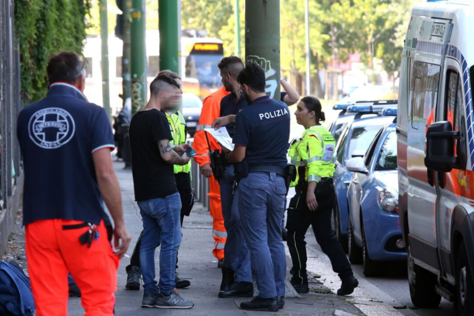 Milano, urla "Allah Akbar" e aggredisce 3 persone per strada: è panico