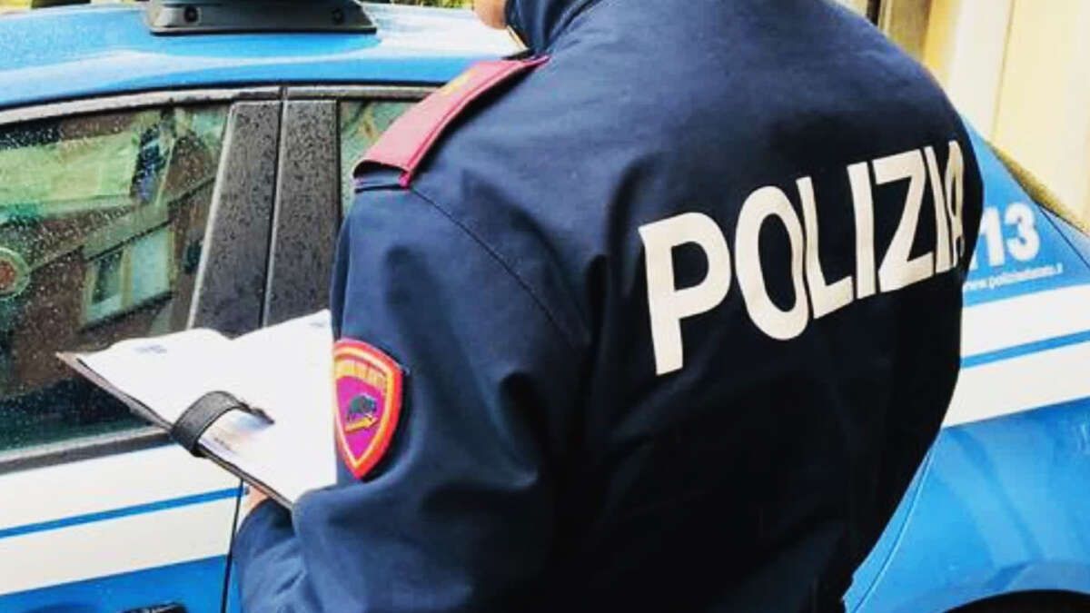 Li tormentava obbligandoli ad ascoltare audio della figlia morta: vicina di casa condannata