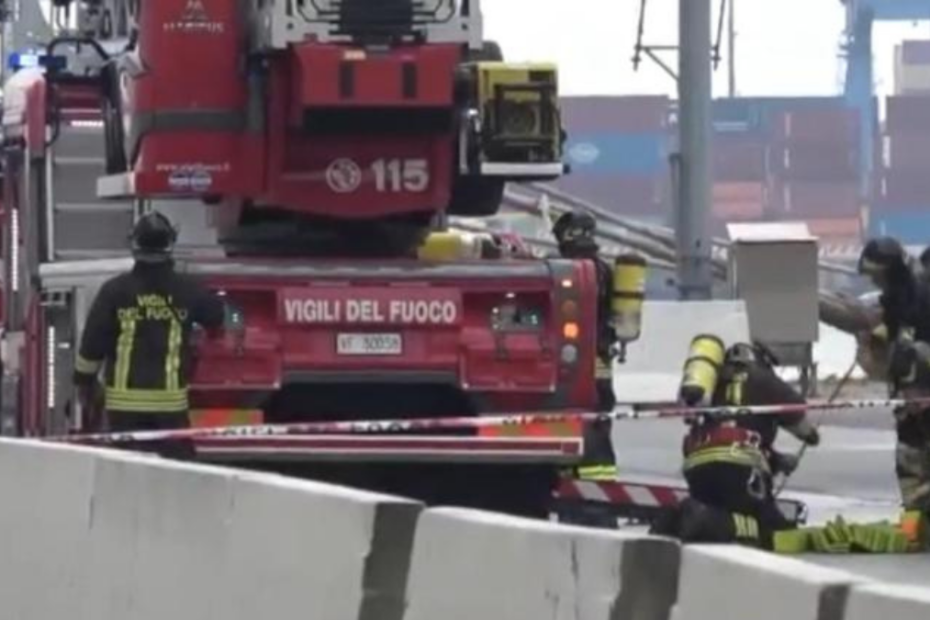 Incendio al terminal dei traghetti di Genova