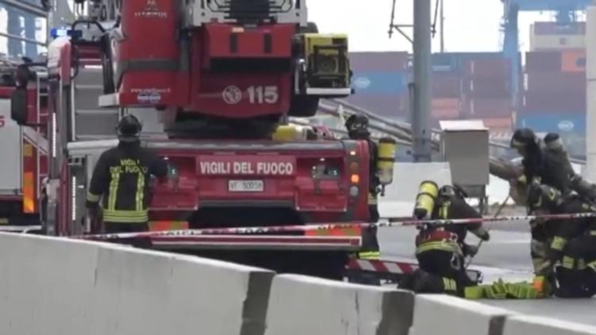 Incendio al terminal dei traghetti di Genova