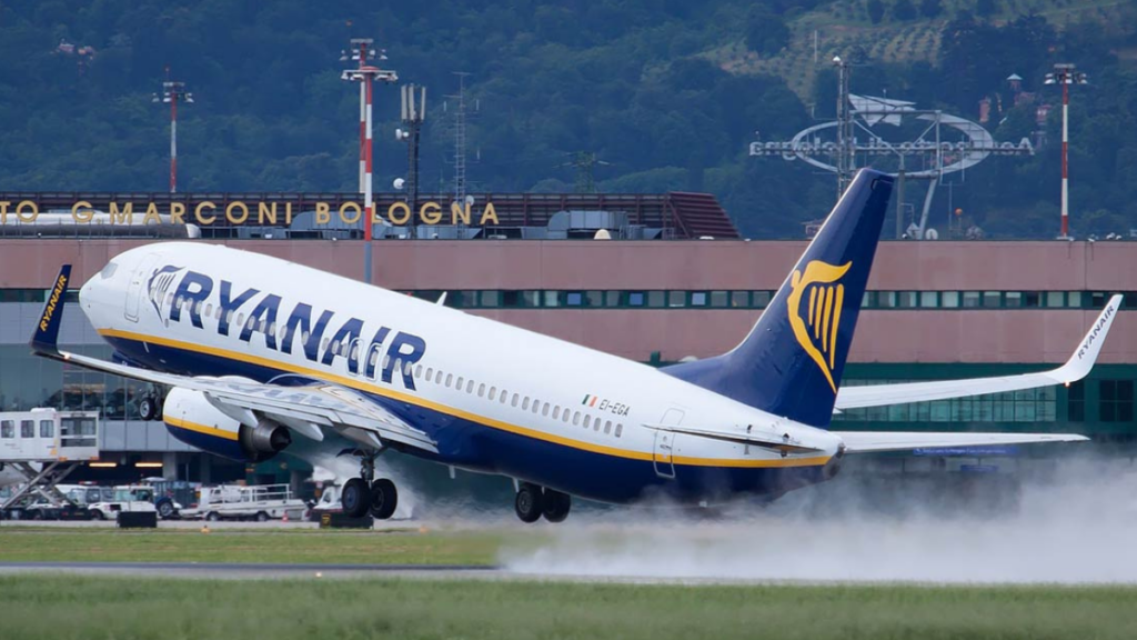 Volo Ryanair sfiorato da un missile di Hamas, la compagnia cancella tutti i voli