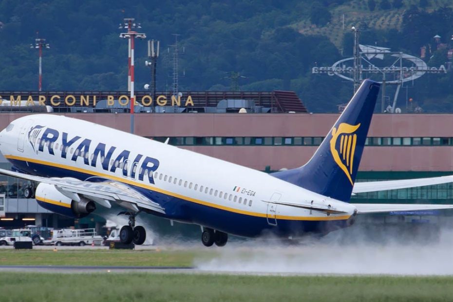Volo Ryanair sfiorato da un missile di Hamas, la compagnia cancella tutti i voli