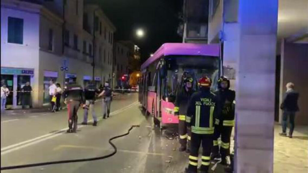 Mestre bus elettrico contro palazzo