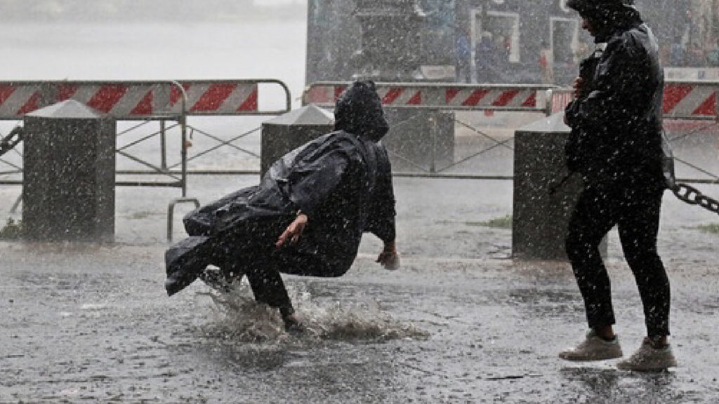 Bomba d’acqua Napoli strade allagate parchi