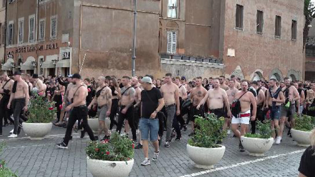 Slava Praga ultrà Roma poliziotti feriti