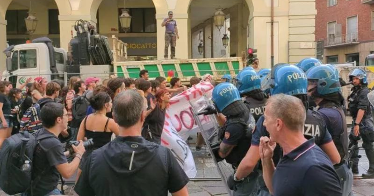 Tensione a Torino, corteo contro Giorgia Meloni: scatta la violenza, il video