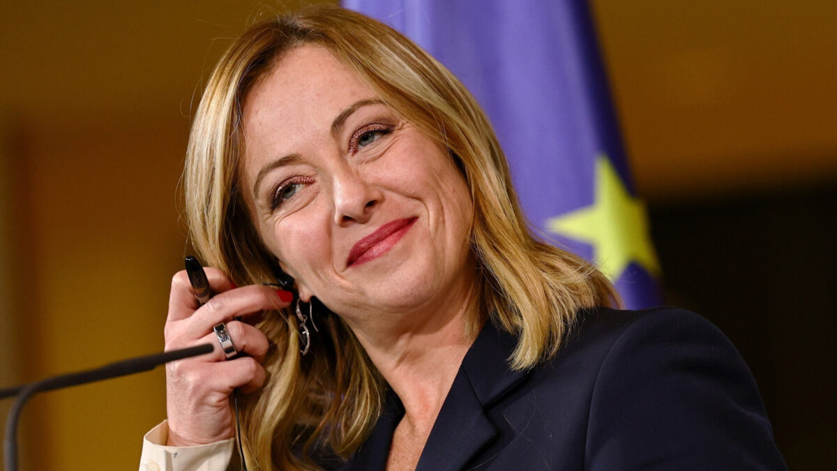 Giorgia Meloni promossa dalla rivista Politico, è il leader più concreto in Ue: “Un camaleonte”