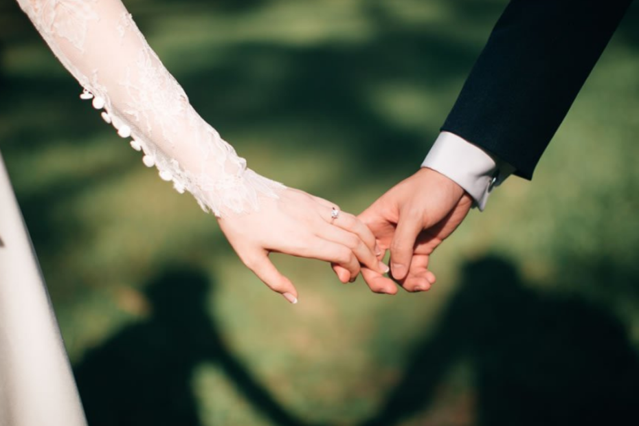 “Ci servono i soldi per il matrimonio” e costringe la fidanzata a prostituirsi