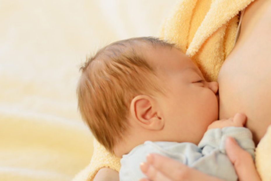 Scoperte microplastiche nel latte materno: 8 consigli per proteggerlo i nostri bebè