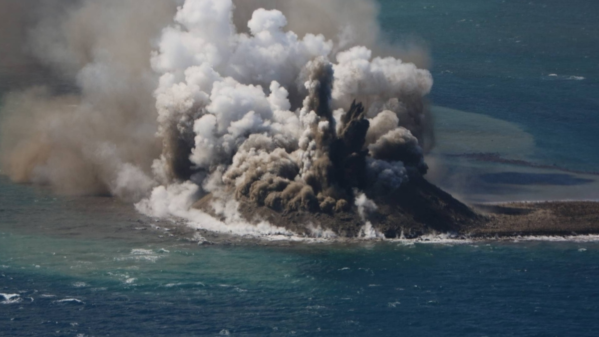 Il Giappone ha una nuova isola: è il risultato di una violenta eruzione vulcanica