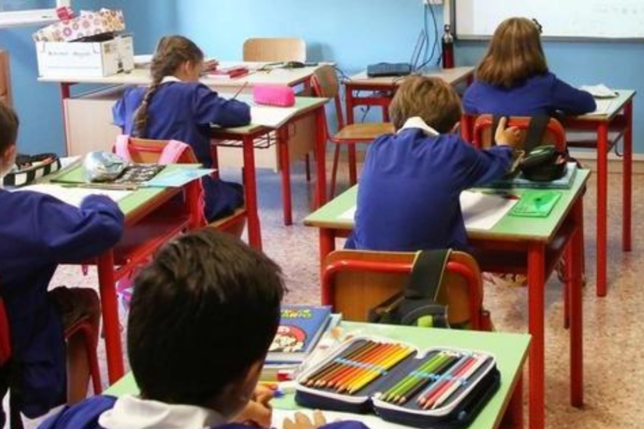 Viene ripreso perché disturba, impugna il coltello e minaccia la maestra: dramma alle elementari