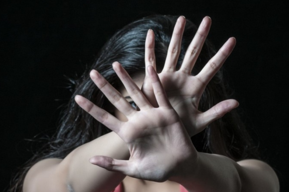 Incinta, la picchia e la costringe a dormire in auto: arrestato 46enne
