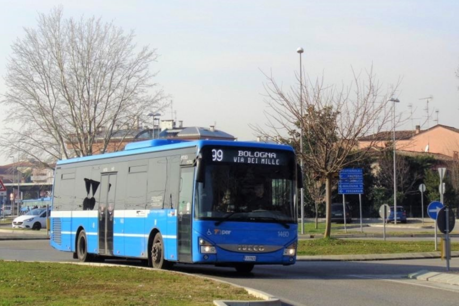 Abusano di 15enne sul bus, tutti vedono e nessuno li ferma