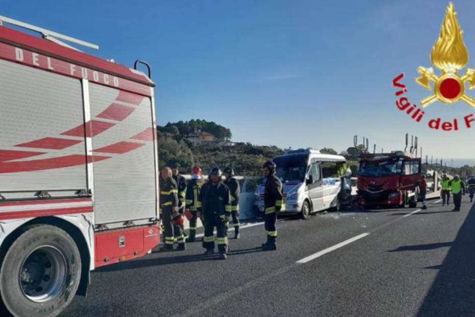 Incidente in A12: scontro fra tir e furgone carico di turisti, un morto
