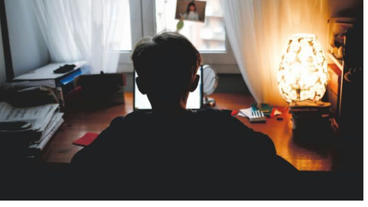 A 13 anni si uccide con una sciarpa: si fa strada l'ipotesi della sfida social
