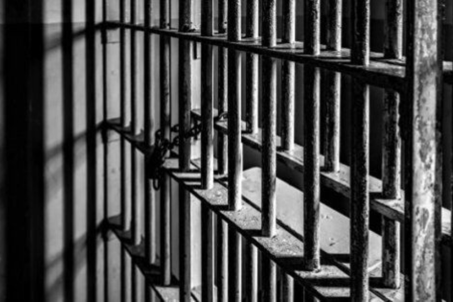 Porta la prova degli stupri in un barattolo: così un 17enne fa arrestare il padre
