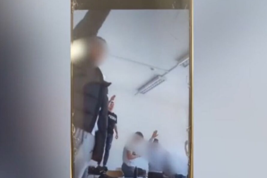 il video dei saluti romani in classe in un noto istituto della Capitale davanti al prof