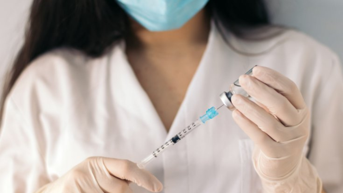 Vaccino Covid, la decisione improvvisa di AstraZeneca: è shock