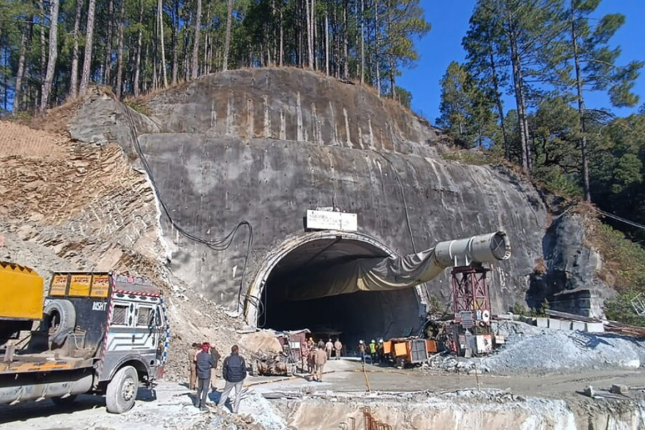 Crolla tunnel, 40 operai intrappolati dentro: è corsa contro il tempo per salvarli