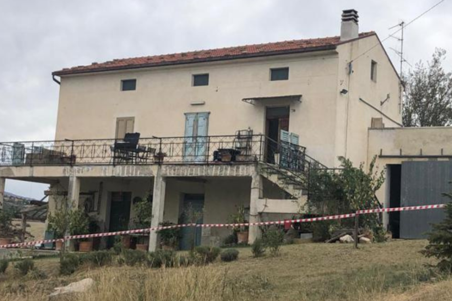 Un crudo omicidio si è consumato in provincia di Chieti, a Casole: una donna è stata trovata morta in casa sua, uccisa da diverse coltellate all’addome. L’abitazione si trova in contrada Verratti, circondata da alcune case diroccate. A dare l’allarme è stata un’amica della donna e sul posto sono subito arrivati il procuratore capo Mirvana Di Serio. La donna sarebbe di origini inglesi: non si sa molto delle abitudini sue o del marito, ma quest’ultimo a quanto pare sarebbe scomparso. Il corpo della donna sarebbe stato trovato alle 10.30 di stamattina, proprio dall’amica che da giorni non riusciva a mettersi in contatto con lei. Il marito a quanto pare è irreperibile.