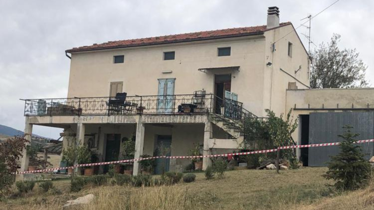 Un crudo omicidio si è consumato in provincia di Chieti, a Casole: una donna è stata trovata morta in casa sua, uccisa da diverse coltellate all’addome. L’abitazione si trova in contrada Verratti, circondata da alcune case diroccate. A dare l’allarme è stata un’amica della donna e sul posto sono subito arrivati il procuratore capo Mirvana Di Serio.
La donna sarebbe di origini inglesi: non si sa molto delle abitudini sue o del marito, ma quest’ultimo a quanto pare sarebbe scomparso. Il corpo della donna sarebbe stato trovato alle 10.30 di stamattina, proprio dall’amica che da giorni non riusciva a mettersi in contatto con lei. Il marito a quanto pare è irreperibile.