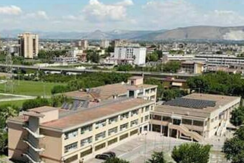 15enne a scuola tira un pugno alla prof e la manda in ospedale