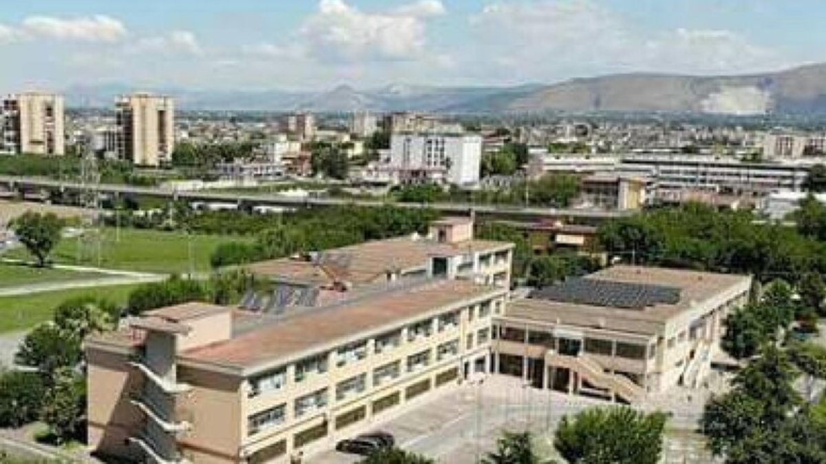 15enne a scuola tira un pugno alla prof e la manda in ospedale