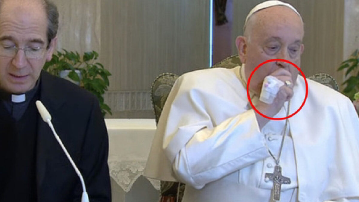 Papa Francesco Malato cerotto mano