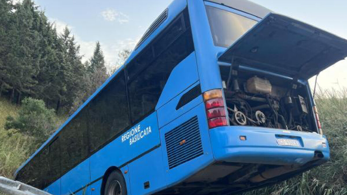 Pullman studenti fuori strada