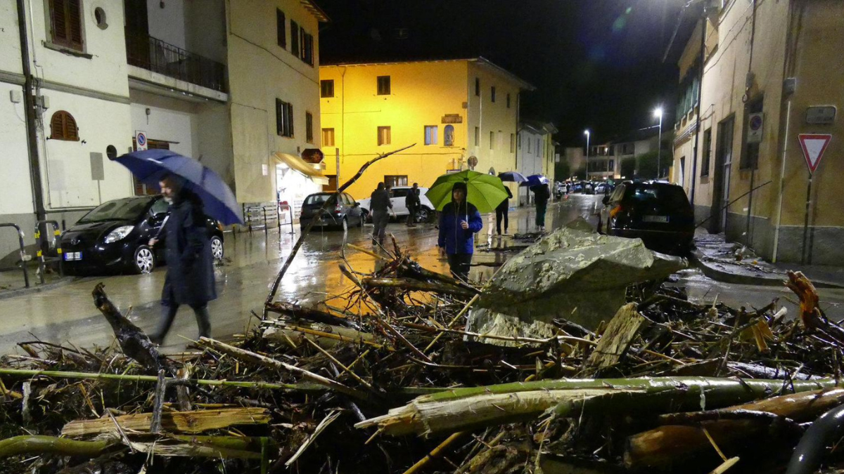 Toscana in ginocchio: 5 morti e 4 dispersi. Un disperso in Veneto - La diretta dell’emergenza