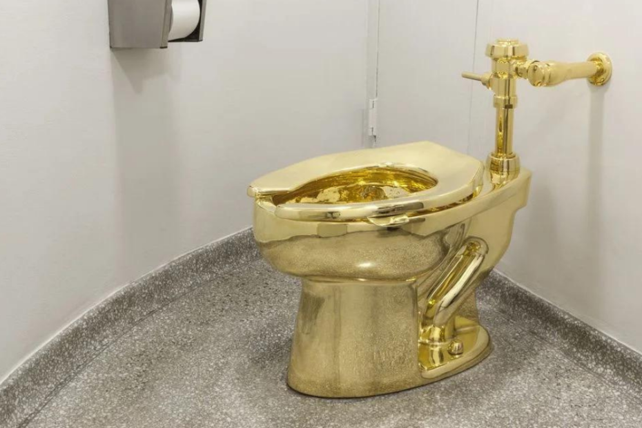 Rubarono il wc d'oro di Maurizio Cattelan, 4 a processo