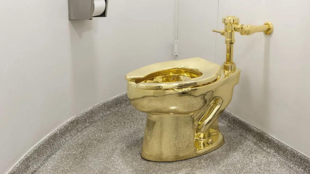 Rubarono il wc d'oro di Maurizio Cattelan, 4 a processo