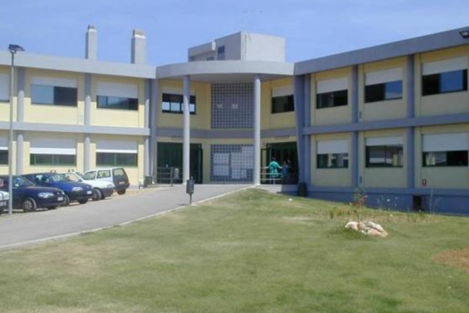 Un ragazzo di 15 anni è stato accoltellato in maniera grave appena fuori da scuola da un compagno adolescente, un 14enne. L’aggressore sarebbe già stato fermato dalle forze dell’ordine. È accaduto all’uscita da scuola: nella ressa dei gruppi di ragazzi che camminano e chiacchierano davanti all’istituto si è consumata, al Sergio Atzeni di Capoterra (Cagliari) una scena orripilante: con un coltello da cucina un giovane appena adolescente è stato colpito più volte da un ragazzo appena più giovane, di un solo anno. Sono stati immediatamente fermati i militari, che sono riusciti a fermare il ragazzo. La vittima ora si trova all’ospedale Brotzu di Cagliari.