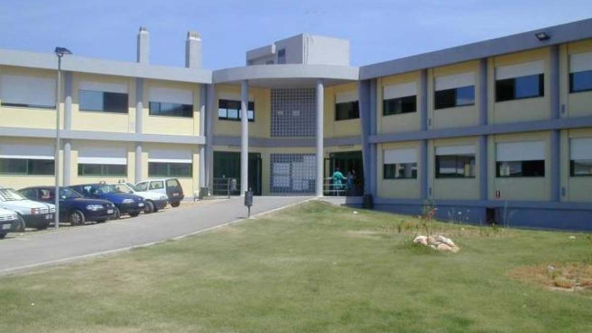 Un ragazzo di 15 anni è stato accoltellato in maniera grave appena fuori da scuola da un compagno adolescente, un 14enne. L’aggressore sarebbe già stato fermato dalle forze dell’ordine. È accaduto all’uscita da scuola: nella ressa dei gruppi di ragazzi che camminano e chiacchierano davanti all’istituto si è consumata, al Sergio Atzeni di Capoterra (Cagliari) una scena orripilante: con un coltello da cucina un giovane appena adolescente è stato colpito più volte da un ragazzo appena più giovane, di un solo anno. Sono stati immediatamente fermati i militari, che sono riusciti a fermare il ragazzo. La vittima ora si trova all’ospedale Brotzu di Cagliari.
