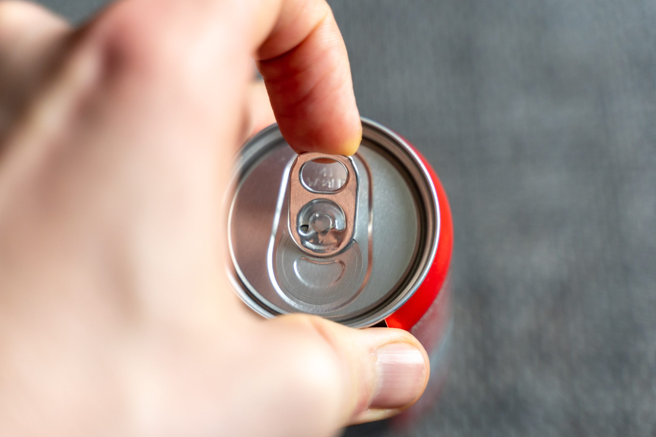 A che serve il foro nella linguetta delle lattine? Ecco dove abbiamo sempre sbagliato e perché
