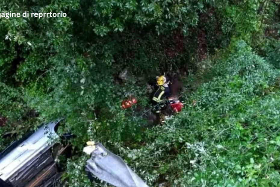 Nella serata di venerdì primo dicembre, un incidente stradale lungo la strada provinciale 69 nel territorio di Caprarola, provincia di Viterbo, ha portato alla morte di un giovane di diciannove anni e al grave ferimento del suo amico. L'incidente ha coinvolto un'Opel Corsa di colore nero, il cui conducente, per cause ancora in corso di accertamento, ha perso il controllo del veicolo. L'auto ha sbandato, finendo in una scarpata lungo la carreggiata destinata al transito dei veicoli. L'accaduto si è verificato intorno alle 22, quando i due giovani viaggiavano a bordo del veicolo. Il Numero Unico delle Emergenze 112 è stato allertato, e il personale sanitario è intervenuto immediatamente. Vista la complessità della situazione, sono stati necessari anche i vigili del fuoco, che si sono calati nella scarpata per recuperare l'auto incidentata con le due persone a bordo. Purtroppo, uno dei giovani è deceduto praticamente sul colpo a causa delle gravi ferite e dei traumi riportati. Il suo amico, gravemente ferito, è stato trasportato d'urgenza all'ospedale Belcolle di Viterbo. Le sue condizioni di salute sono considerate gravi. Sul luogo dell'incidente sono intervenuti anche i carabinieri della stazione locale, incaricati di svolgere i rilievi scientifici per determinare la dinamica dell'accaduto. Le circostanze che hanno portato all'incidente, come un possibile colpo di sonno, una distrazione, un malore improvviso o l'attraversamento di un animale selvatico, restano al momento da chiarire. Dopo aver completato gli accertamenti, la salma del giovane deceduto è stata trasferita in obitorio, dove sarà a disposizione dell'Autorità Giudiziaria per le indagini necessarie. La comunità locale è scossa dall'inaspettata tragedia, mentre si attendono ulteriori sviluppi sulle cause dell'incidente.