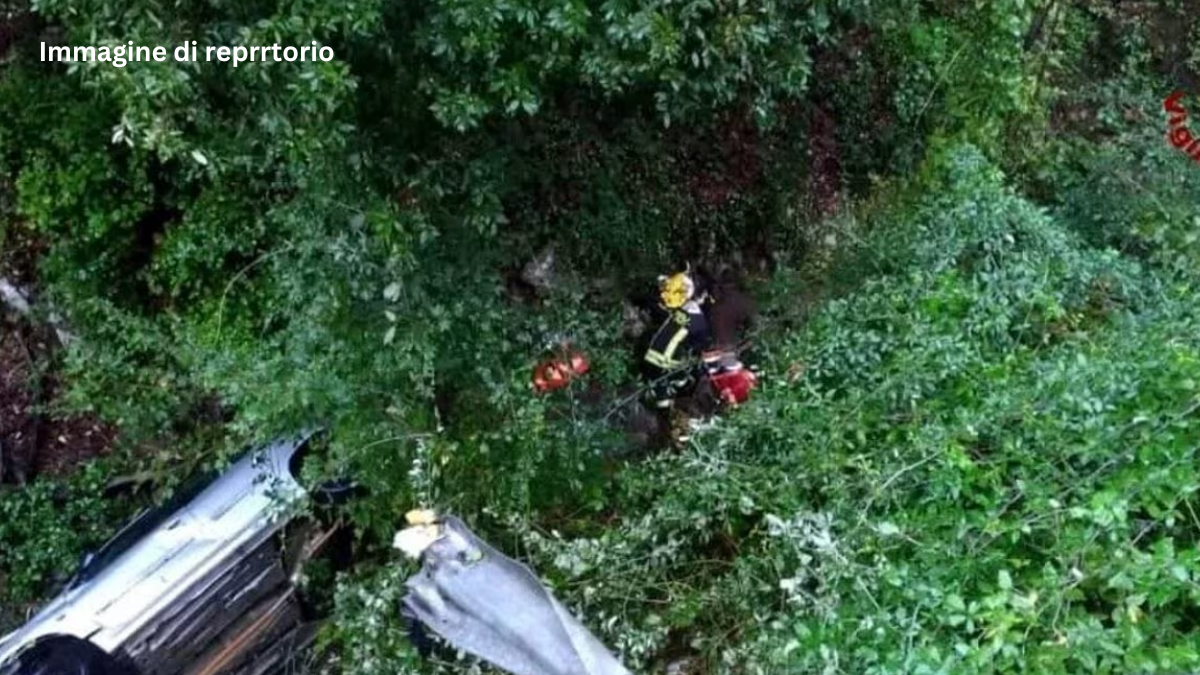 Nella serata di venerdì primo dicembre, un incidente stradale lungo la strada provinciale 69 nel territorio di Caprarola, provincia di Viterbo, ha portato alla morte di un giovane di diciannove anni e al grave ferimento del suo amico.
L'incidente ha coinvolto un'Opel Corsa di colore nero, il cui conducente, per cause ancora in corso di accertamento, ha perso il controllo del veicolo. L'auto ha sbandato, finendo in una scarpata lungo la carreggiata destinata al transito dei veicoli. L'accaduto si è verificato intorno alle 22, quando i due giovani viaggiavano a bordo del veicolo.
Il Numero Unico delle Emergenze 112 è stato allertato, e il personale sanitario è intervenuto immediatamente. Vista la complessità della situazione, sono stati necessari anche i vigili del fuoco, che si sono calati nella scarpata per recuperare l'auto incidentata con le due persone a bordo.
Purtroppo, uno dei giovani è deceduto praticamente sul colpo a causa delle gravi ferite e dei traumi riportati. Il suo amico, gravemente ferito, è stato trasportato d'urgenza all'ospedale Belcolle di Viterbo. Le sue condizioni di salute sono considerate gravi.
Sul luogo dell'incidente sono intervenuti anche i carabinieri della stazione locale, incaricati di svolgere i rilievi scientifici per determinare la dinamica dell'accaduto. Le circostanze che hanno portato all'incidente, come un possibile colpo di sonno, una distrazione, un malore improvviso o l'attraversamento di un animale selvatico, restano al momento da chiarire.
Dopo aver completato gli accertamenti, la salma del giovane deceduto è stata trasferita in obitorio, dove sarà a disposizione dell'Autorità Giudiziaria per le indagini necessarie. La comunità locale è scossa dall'inaspettata tragedia, mentre si attendono ulteriori sviluppi sulle cause dell'incidente.