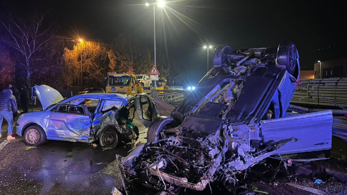 Schianto tremendo. Suv si ribalta e travolge un’auto: distruzione e morte Schianto tremendo. Suv si ribalta e travolge un’auto: distruzione e morte