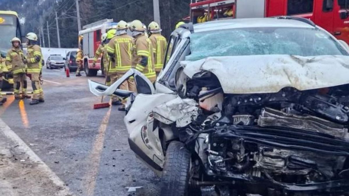 Auto contro bus