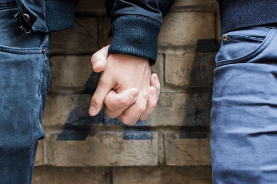 figlio gay genitori condannati