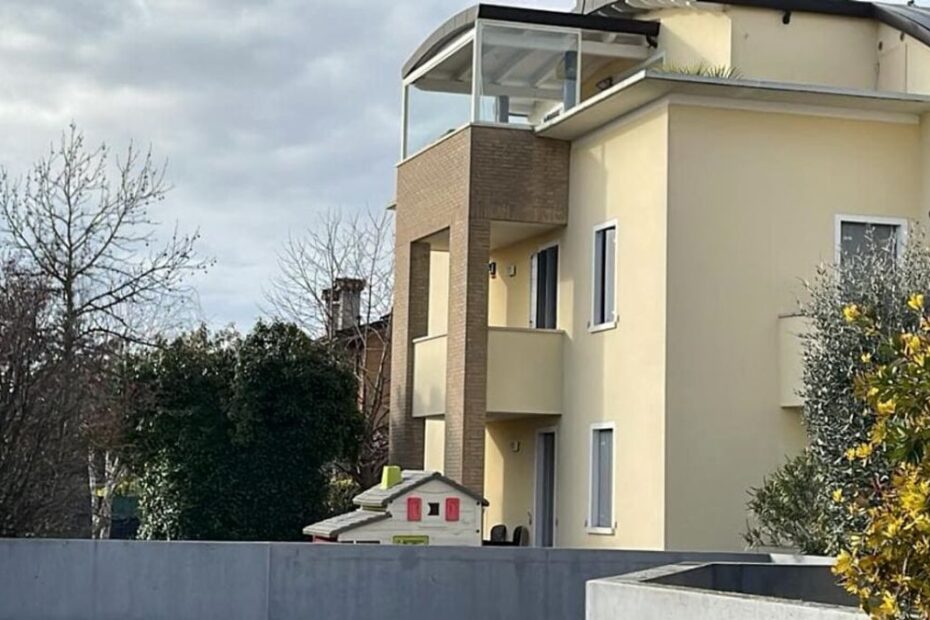 bambina gettata dal balcone