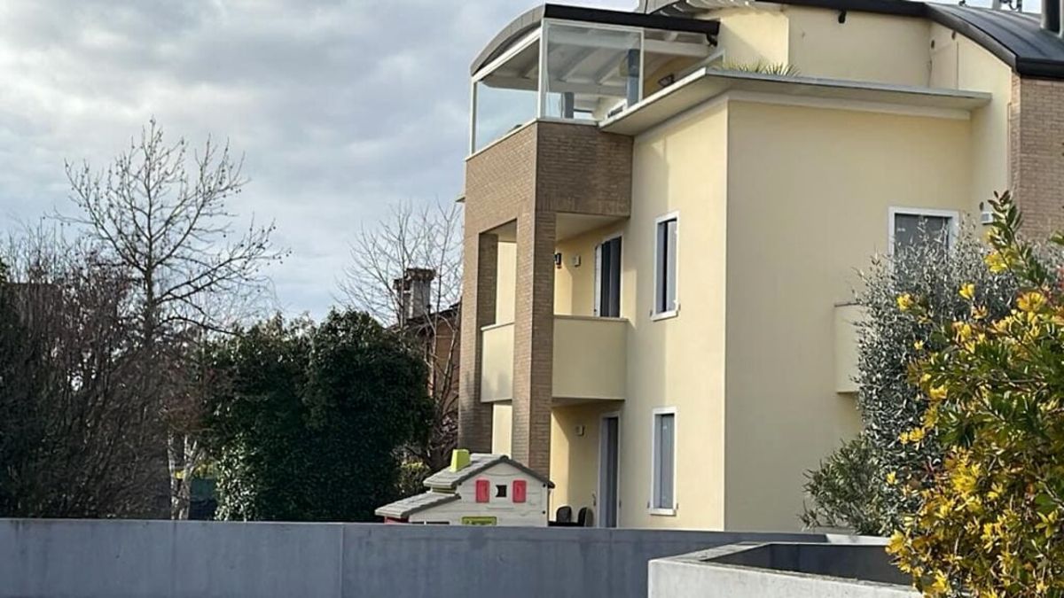 bambina lanciata dal balcone