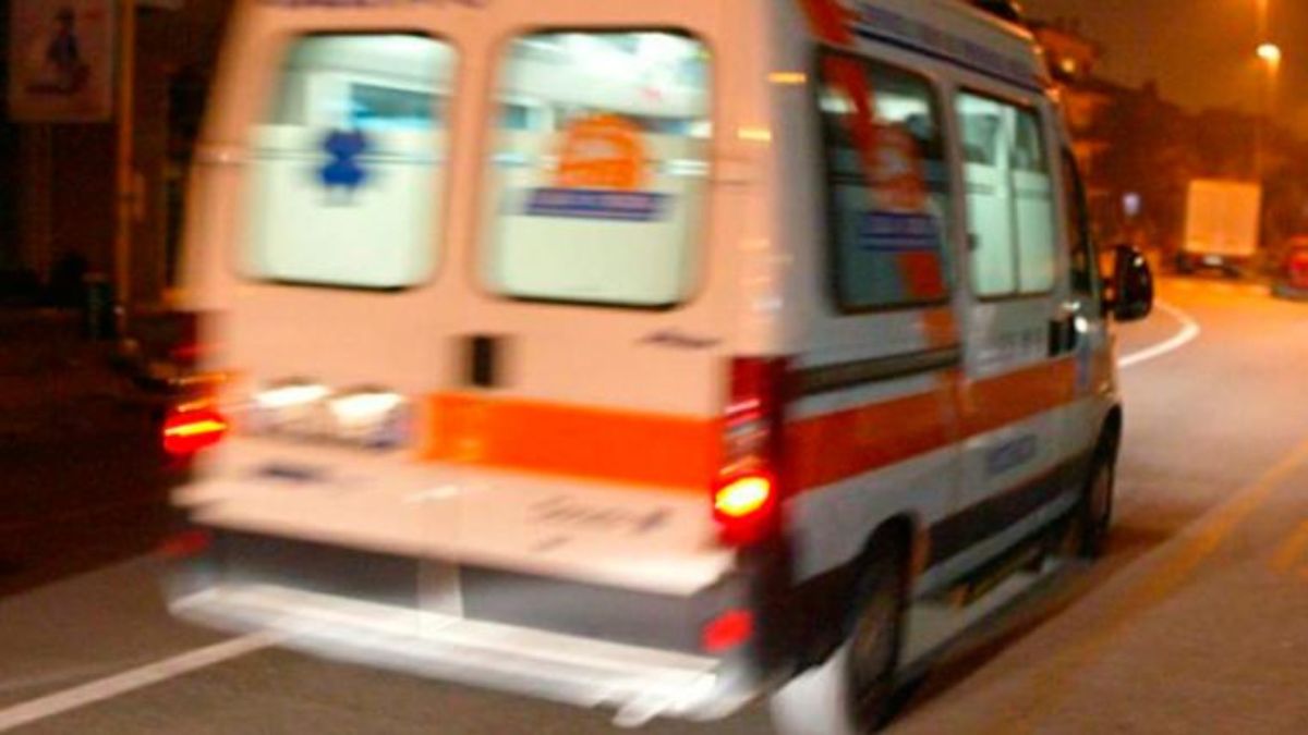 Perde il controllo dell’auto e travolge uno scuolabus in Svizzera: morto 24enne italiano