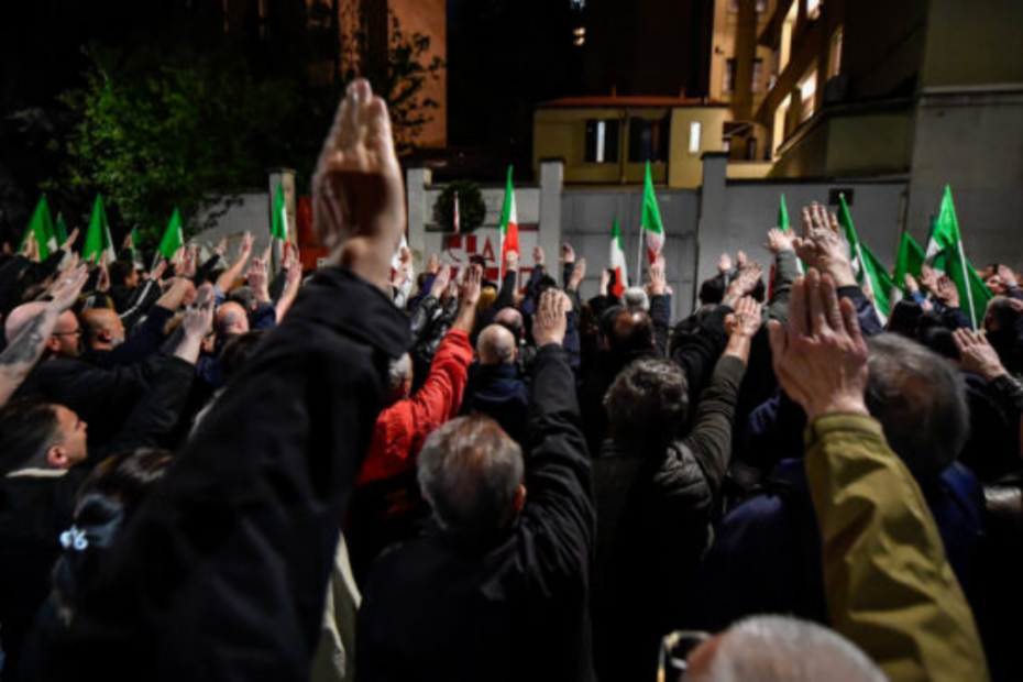 Cassazione, è deciso: il saluto fascista non è reato