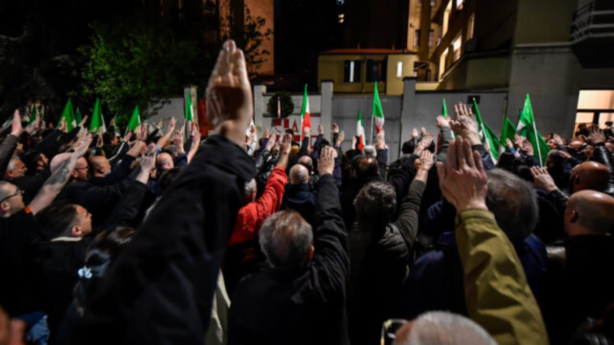 Cassazione, è deciso: il saluto fascista non è reato