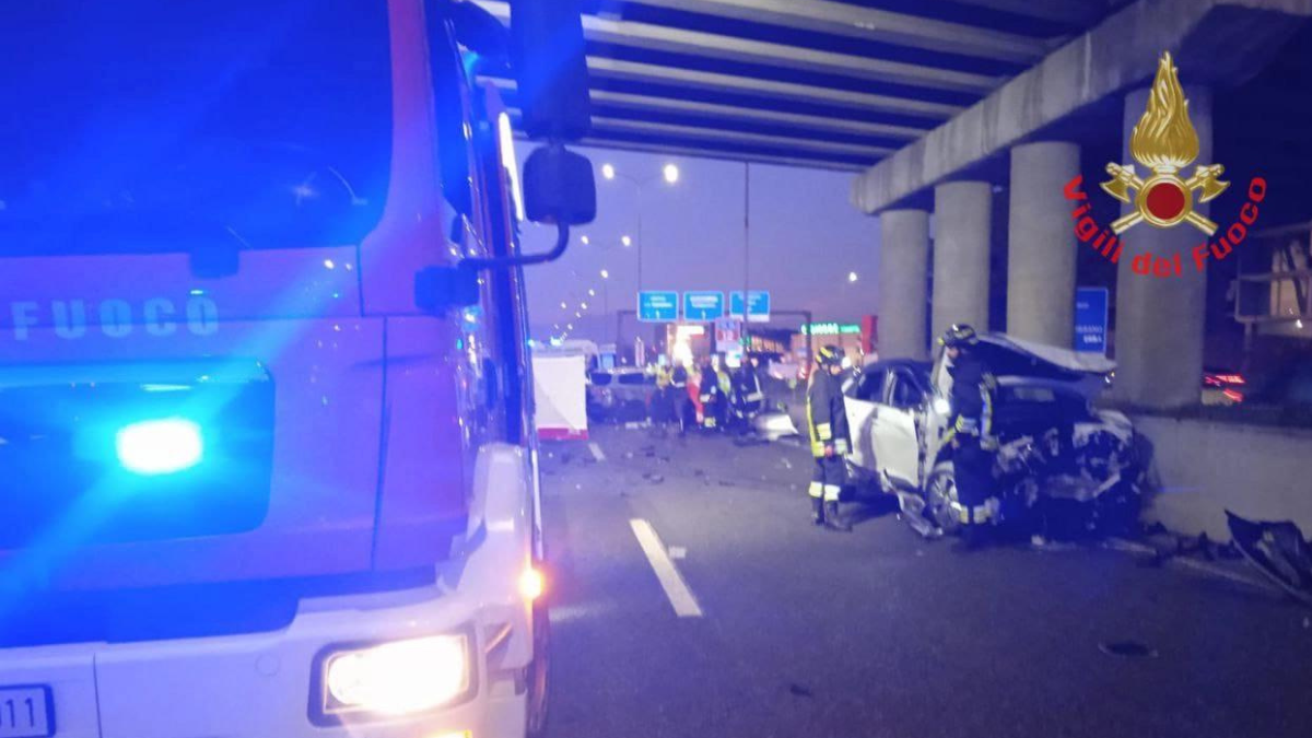 Schianto sulla statale tra auto e camion: coinvolta bimba di 7 anni