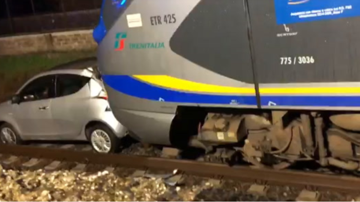 Terribile incidente ferroviario: macchina travolta e trascinata per 50 metri. Le immagini dell’impatto