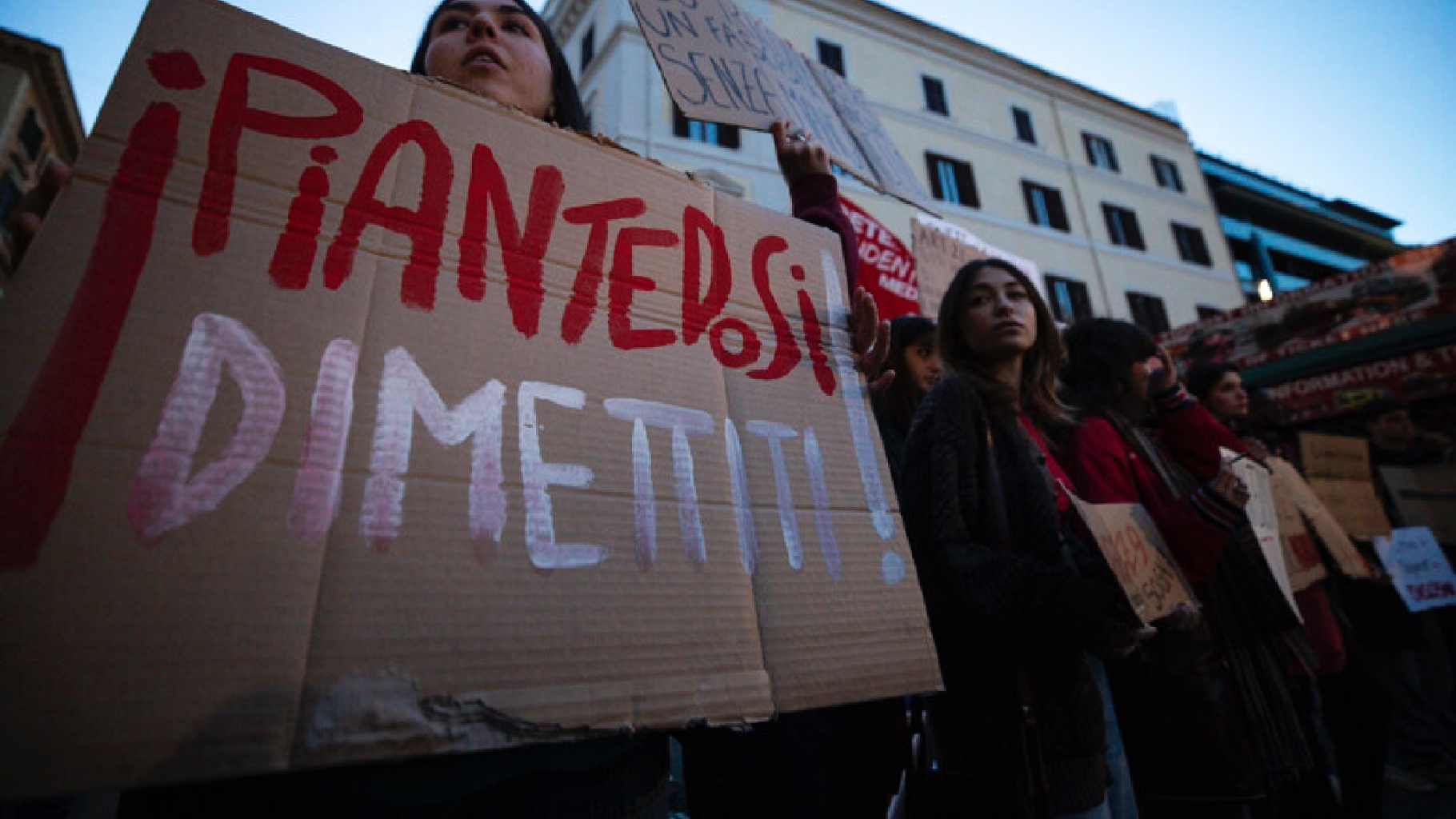 “Piantedosi dimettiti”, a Roma gli studenti scendono in piazza contro il governo