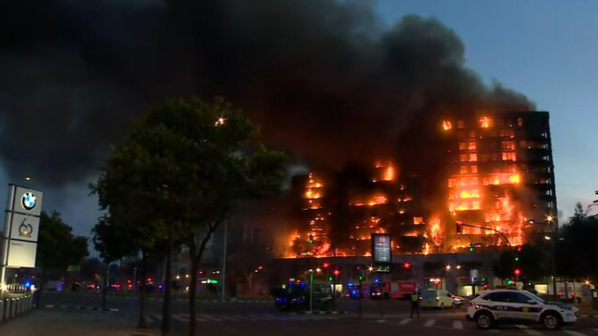 Palazzo di 14 piani va a fuoco, persone intrappolate a Valencia: è l’inferno